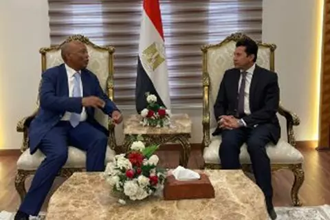 لمشاهدة السوبر ومناقشة إقامة المقر الجديد.. وزير الرياضة يلتقي موتسيبي رئيس كاف